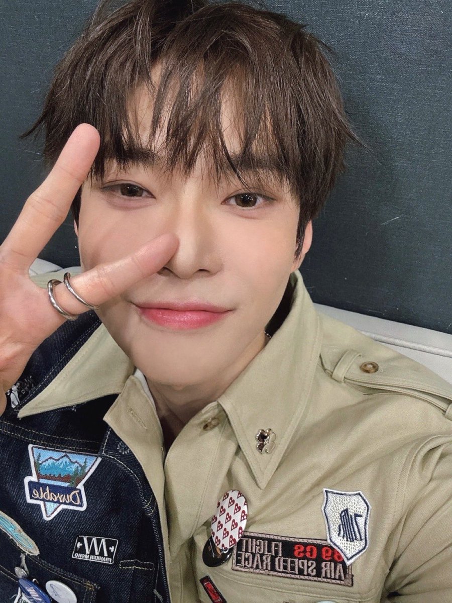 czenslayer's tweet image. THIS IS SENDING MEE

military man🪖⛓️💣      vs        scout boi🏕️🌳🎖️