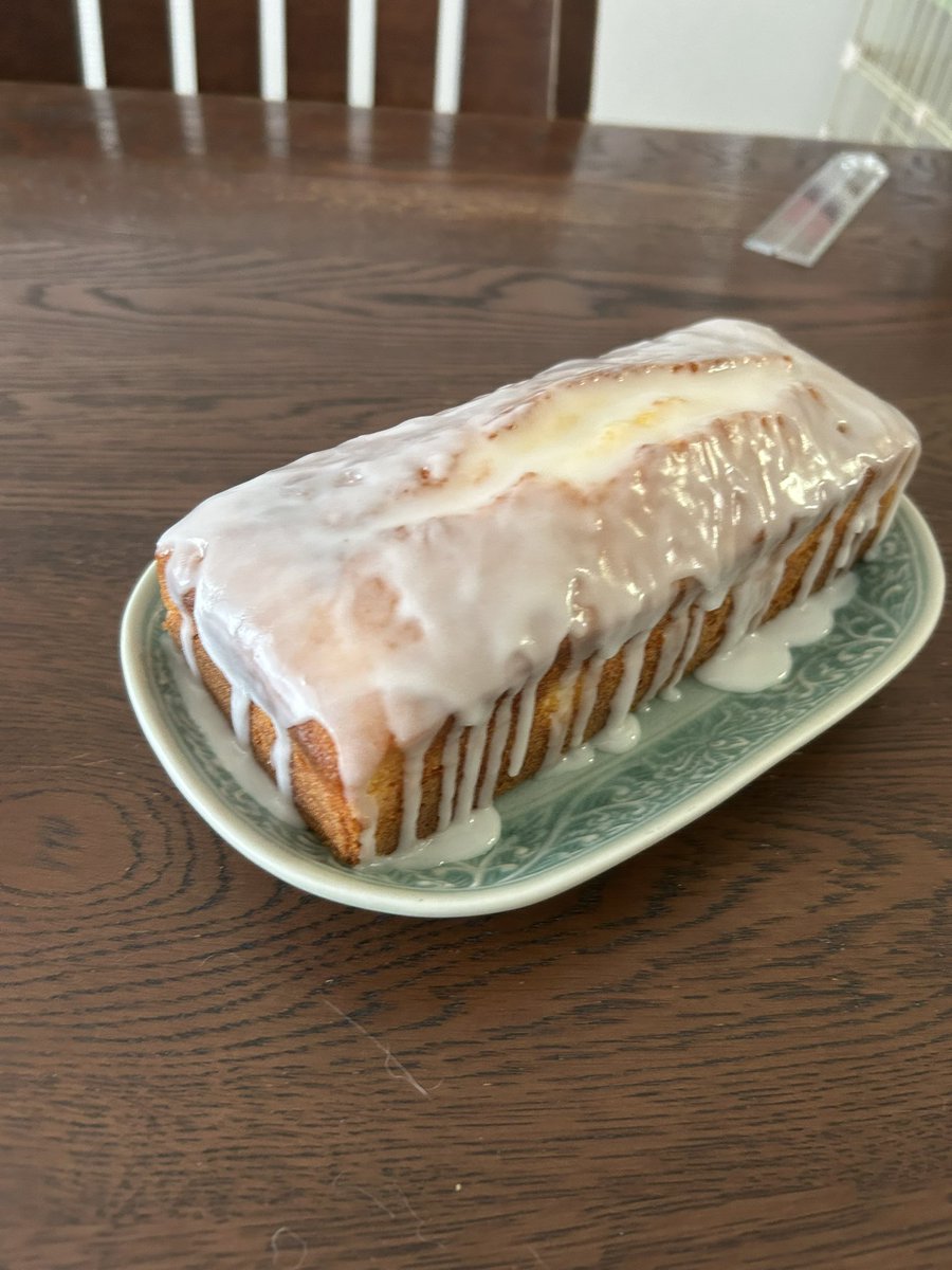 age52writer's tweet photo. なんとなく、60くらいになったら趣味のお菓子作りとかゆっくり楽しみたいと思ってたけど、やりたいなら今やったらいいよね。
お菓子作りって達成感が手軽に得られるから好きなのかも。自分が食べたいもの作れるしね。
食べたいものを自分で作れるのって強いなと自分褒め。今日は、レモンケーキ🍋 https://t.co/4NnPS3b7eF