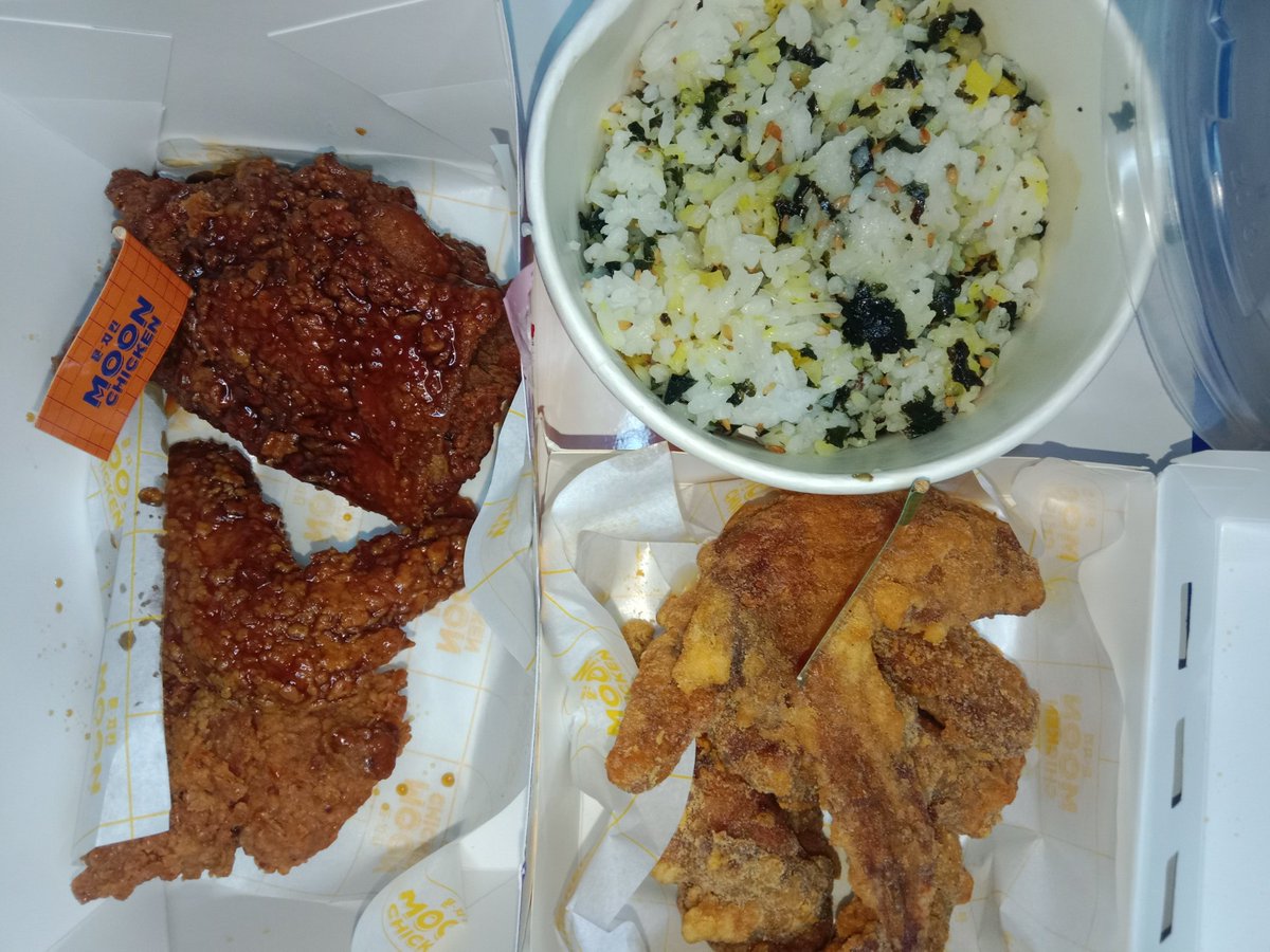 siang siang bingung mau makan apa ya? 
kebetulan lagi penasaran sama ayam goreng ala Korea yang lagi sliweran, cobain kali yaa????

nah taraaaaa