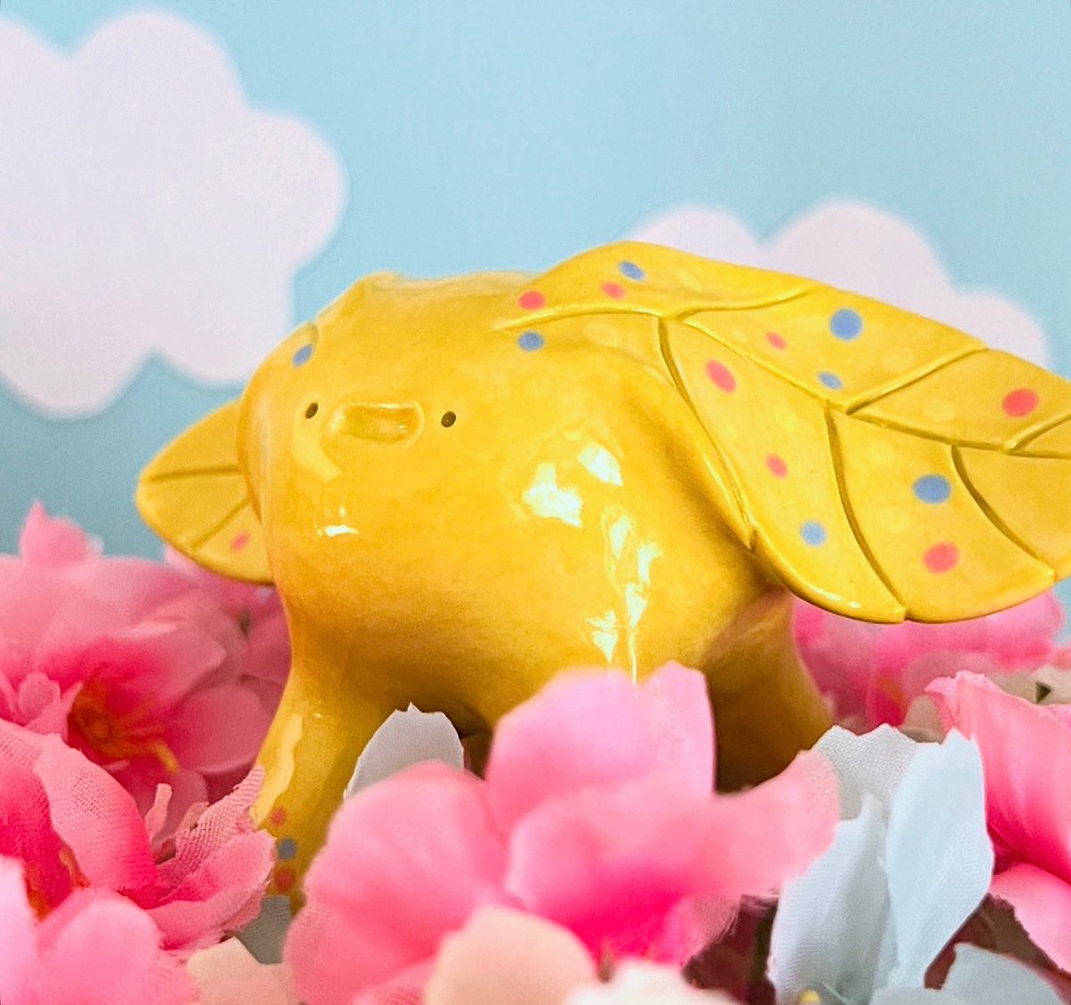loafstudios_'s tweet photo. This Bumble Leaf seems to be enjoying his time loafing in a patch of flowers

Join our Discovery Log for future updates at https://t.co/lW3lFsRMzJ

#ceramics #clay #clayart #ceramicsculpture #collection #art  #ceramicart #mayco #cute #ceramica #sculpture #pottery #potterylove https://t.co/rvGJW5ARfE