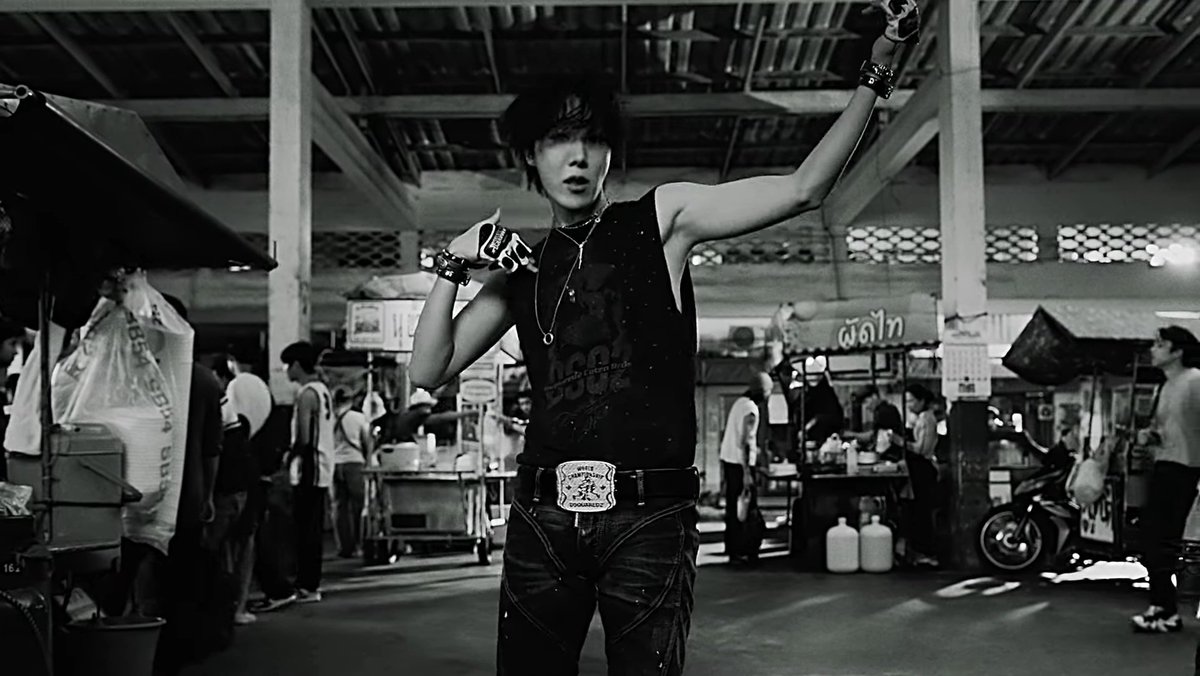 phanpimz's tweet photo. ภูมิใจในตัวพี่โฮปมาก พี่โฮปค่อย ๆ เพิ่มดีกรีความแซ่บจนตอนนี้มันระเบิดตู้มออกมา ขอบคุณที่เลือกประเทศไทยให้อาร์มีไทยได้หวีด องค์ประกอบทุกอย่างแซ่บเสมอกันมาก ๆ กลมกล่อมไปหมดทั้งศิลปินชายหญิง นักเต้นทุกคน เมโลดี้ดีบีทจึ้ง ฮีเสิร์ฟสุด ๆ 

#เจโฮป #jhope_KillinItGirl #jhope #제이홉 https://t.co/OPb2MO9RSb