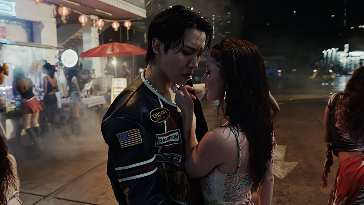 ภูมิใจในตัวพี่โฮปมาก พี่โฮปค่อย ๆ เพิ่มดีกรีความแซ่บจนตอนนี้มันระเบิดตู้มออกมา ขอบคุณที่เลือกประเทศไทยให้อาร์มีไทยได้หวีด องค์ประกอบทุกอย่างแซ่บเสมอกันมาก ๆ กลมกล่อมไปหมดทั้งศิลปินชายหญิง นักเต้นทุกคน เมโลดี้ดีบีทจึ้ง ฮีเสิร์ฟสุด ๆ 

#เจโฮป #jhope_KillinItGirl #jhope #제이홉