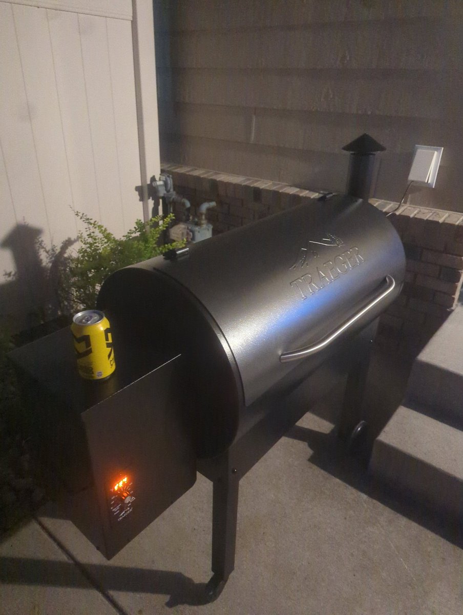 DullTwilight's tweet photo. New pellet grill I'm excited to cook some burgers https://t.co/ilzCzNd5jF