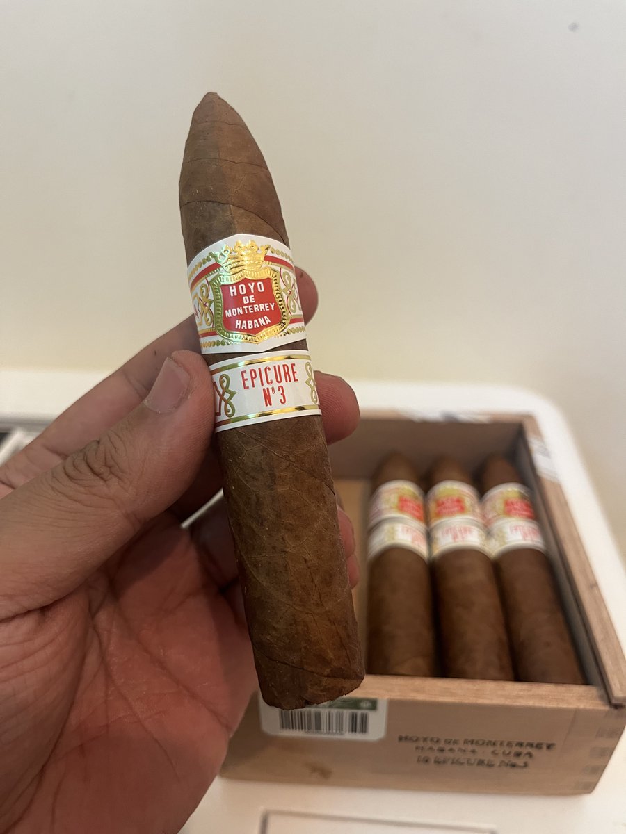 MCD192969's tweet photo. Hoyo De Monterrey
Epicure No.3

RG54x125mm

イェーイめっちゃフローラル💐

#cipar
#葉巻
#ハバノス https://t.co/bX5tudsopR