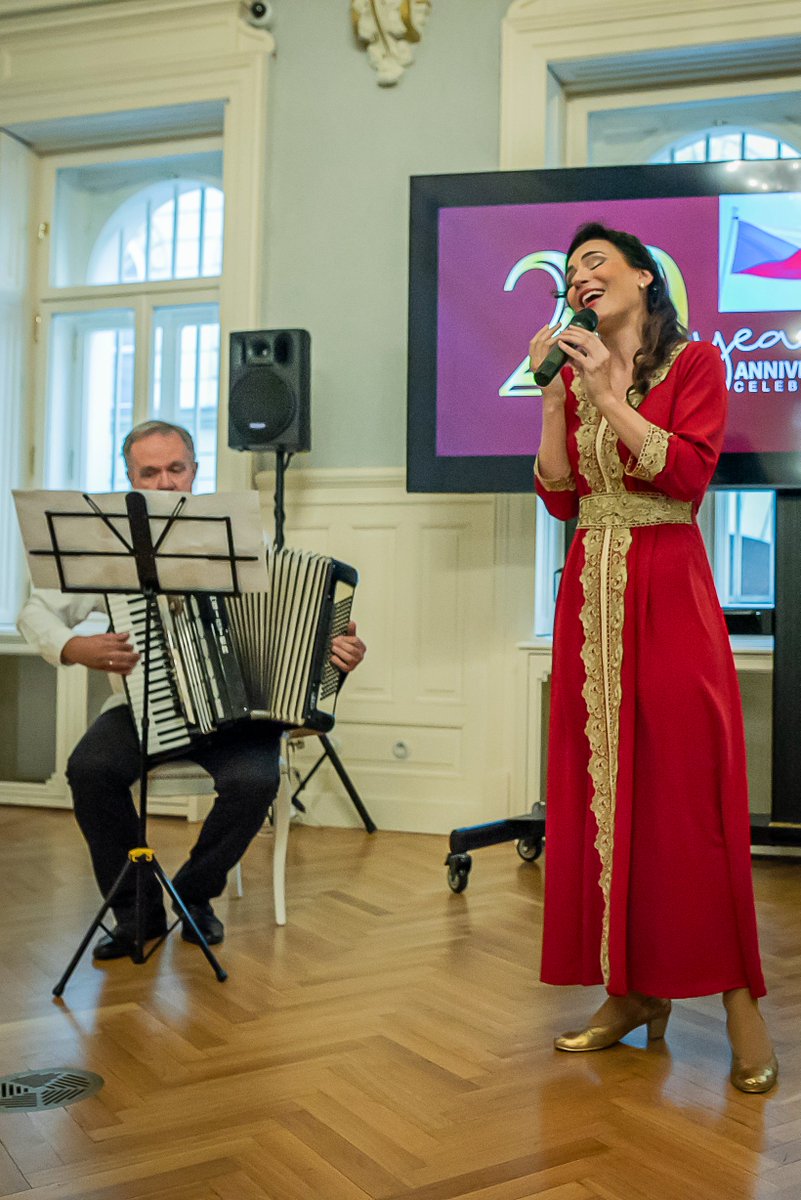 Prekrasna večer u Pragu sinoć uz obilježavanje 20.godišnjice od otvaranja naše ambasade, uz prisustvo MVP BiH <a href="/DinoKonakovic/">Elmedin Dino Konaković</a>, Tomaša Szunyjoga iz 🇨🇿MVP, uz video poruke bivših 🇧🇦 ambasadora Orlića, Bilić i Savić. Divno druženje uz sevdah sa prijateljima i diplomatama. 🇧🇦🇨🇿