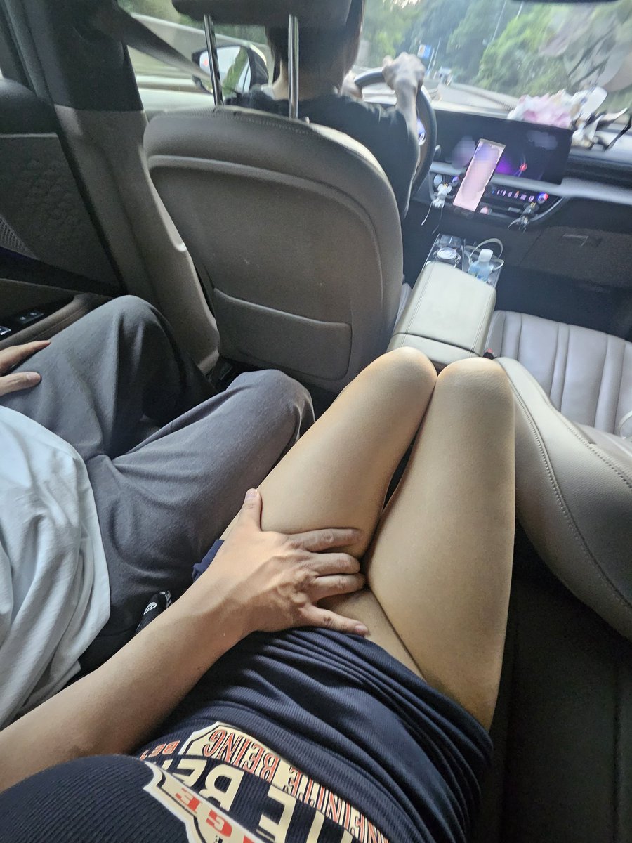 조금일찍 술먹고 대리운전 부름.
브라랑 팬티는 벗어서 앞에다 던져버림 ㅋㅋ

기사님이 분명 보셨으려나...

뒤에서 물고빨고 다하는동안 조용히 묵묵히 운전만 하심.

스릴있던 순간
pd-ing.com/profile/eseulc…

<a href="/mydaengdaeng_e/">알콩달콩부부</a>
<a href="/e_seul1121/">달콩이ෆ</a> 

#낮술 #대리운전 #대리기사 #노출 #수치플 #야노 #노브라