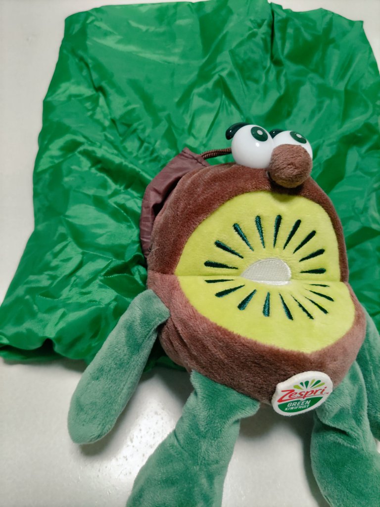 売切れが多く初めて使うお店でネット購入し、本物が届くのだろうかと心配してたのですが、無事InRed購入できてグリーンのエコバックゲットできました！
お顔の個体差が色々あるとの報告上がってるけど、目の印刷がちょっと削れる位で割と普通のお顔で良かたです😊
バック1回仕舞うとシワシワになるww