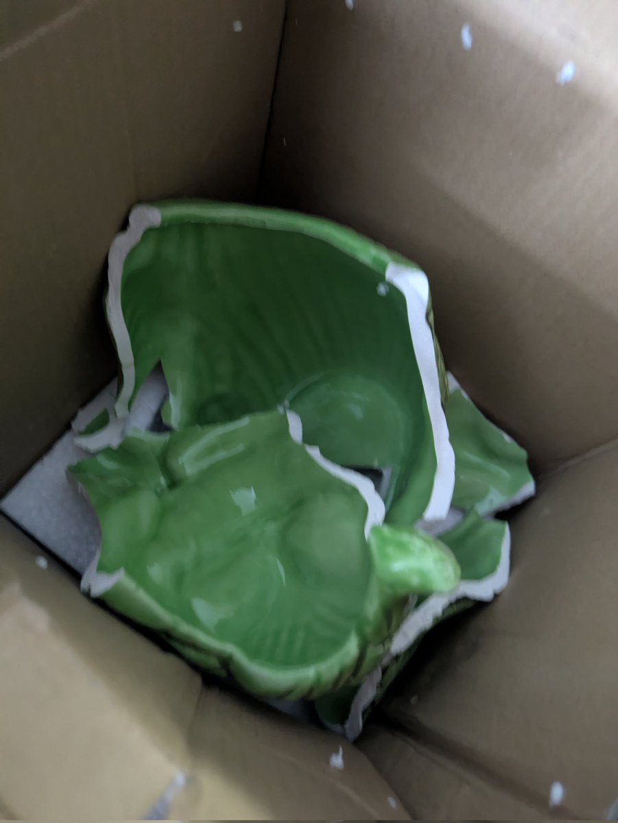 rich_donut's tweet photo. Dear @HotTopic 

If you're gonna sell Clearance, don't be this shitty and at least sell stuff not broken.

It's all crap, cannot believe it https://t.co/b8wp9DvmEa