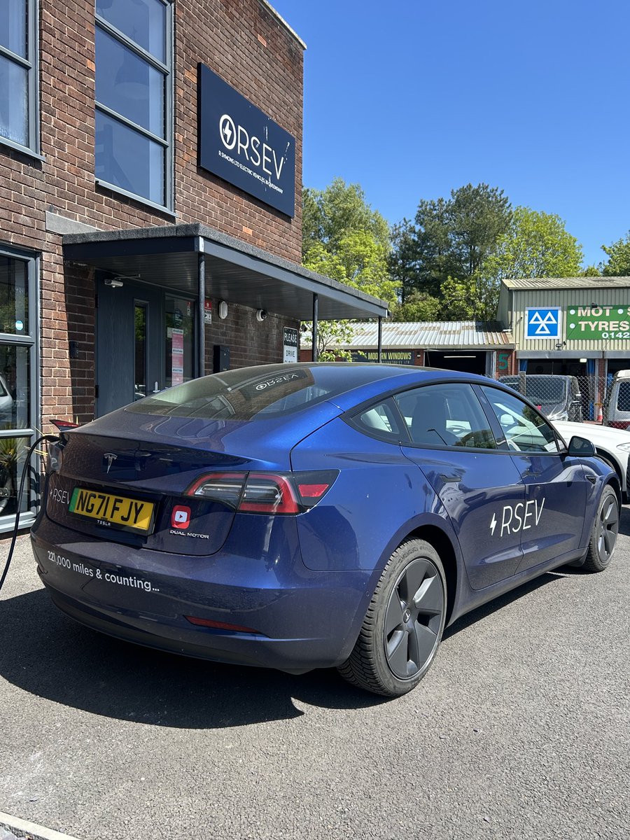 RSymonsLTD's tweet image. Me and Miles (with c 225,000 miles in 3.5 years) will be at TOGUK Bicester on Saturday 28th June - come and say hi! 👋
@TeslaOwnersUK have organised. Lots to see and do plus a huge synchronised light show!
⬇️ Get your tickets now! ⬇️
ti.to/teslaownersuk/…