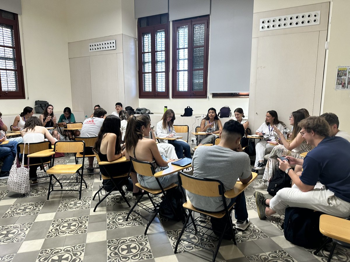 La Dra.Britez y la Dra.Ceriello han dictado una formación destinada a los nuevos residentes,centrada en la atención al paciente  de edad avanzada y frágil, proporcionando  así ,herramientas y habilidades para abordar de forma integral las necesidades de esta población vulnerable.