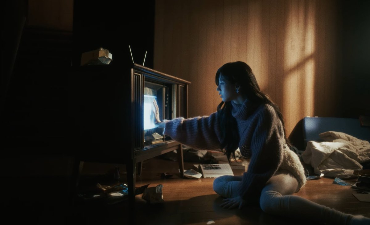LoonaMoon97's tweet photo. Love how they change members who are sitting in front of the TV 

#ARTMS #아르테미스 #OURII
#Club_Icarus #Icarus https://t.co/UO50hoY7Nm