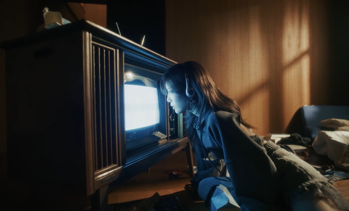 LoonaMoon97's tweet photo. Love how they change members who are sitting in front of the TV 

#ARTMS #아르테미스 #OURII
#Club_Icarus #Icarus https://t.co/UO50hoY7Nm
