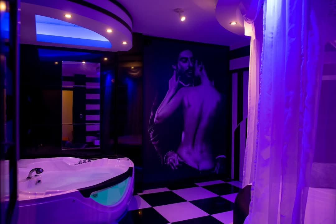 laposadasuites's tweet photo. 🖤🤍 Suite Vip S I B E R I A 🤍🖤

Cuenta con los sgtes. servicios:
⚪️ Cama redonda
⚫️ Ducha con hidromasaje
⚪️ Jacuzzi con hidromasaje
⚫️ Air aAcondicionado
⚪️ Smart tv65 4kuhd
⚫️ Netflix
⚪️ Estacionamiento privado

◾️ Es aquí donde alcanzarás las estrellas https://t.co/6hVwAhxoD6