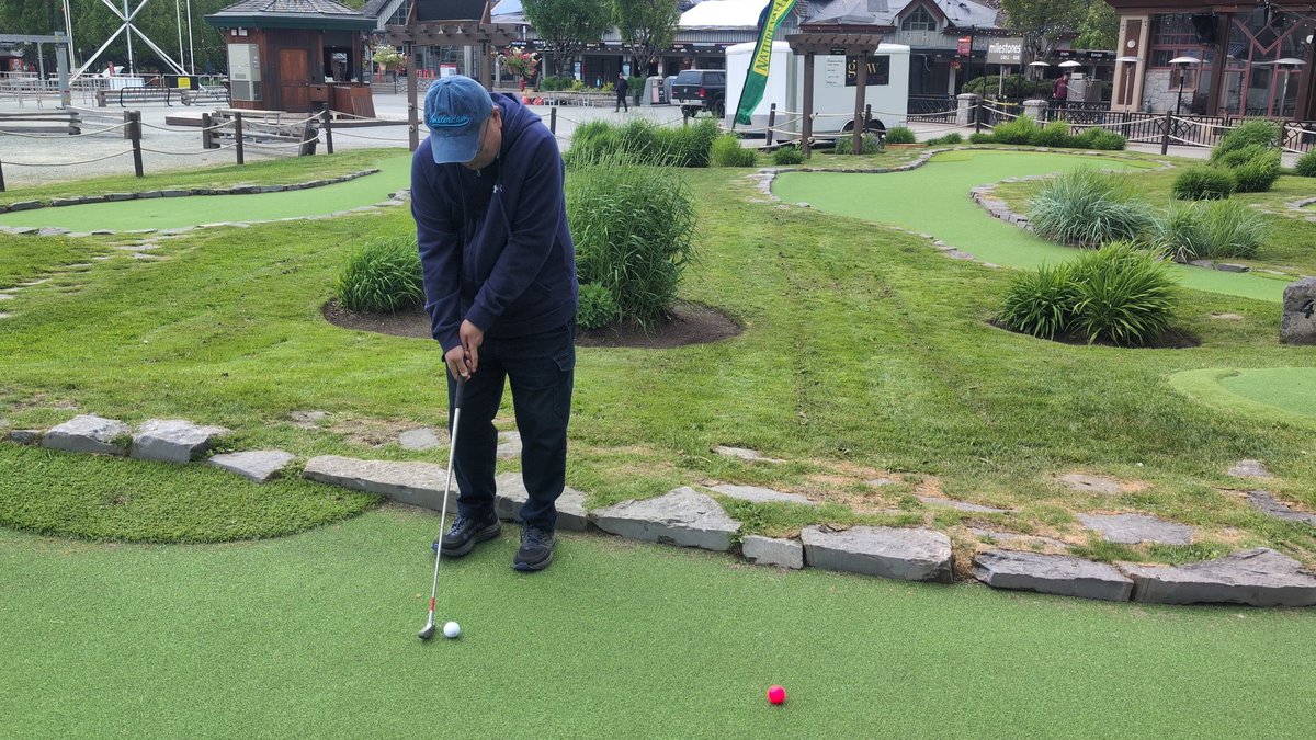 gching's tweet image. woops, while everyone was fighting fires, I was trying to beat papi at golf
I lost