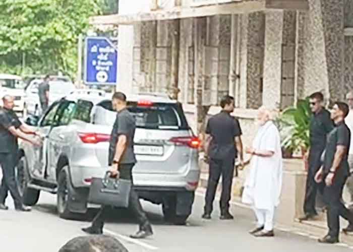 yespunjab's tweet photo. Air India plane crash: PM Modi visits Ahmedabad Civil Hospital, meets injured  https://t.co/pxxNJr2tLr

#AirIndiaCrash #AhmedabadCrash #PMModi #FlightAI171 #Boeing787 #AviationDisaster #ModiInAhmedabad #AAIBInvestigation #IndiaNews #AviationSafety #GujaratNews #PlaneCrash2025 https://t.co/5Fjy9ZIHI7