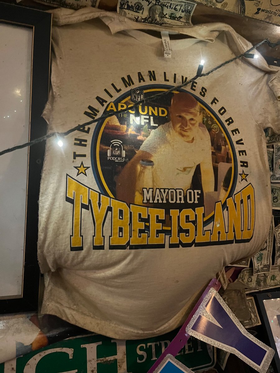 aogdenuk's tweet photo. @DanHanzus @AroundTheNFL @ChrisWesseling I finally got to visit Huc-a-poos on Tybee Island. HEED THE CALL

Raised a glass to the great Chris Wesseling! https://t.co/qiWAysgtSM