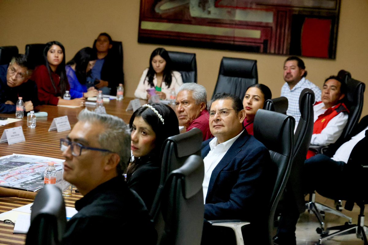 armentapuebla_'s tweet photo. A unos días de celebrar los Juegos Deportivos Nacionales Escolares 2025 🏅🇲🇽, sostuvimos una reunión de trabajo para afinar detalles de este gran evento, del que orgullosamente somos sede. 🏟️🙌🏼

¡En Puebla estamos listas y listos para recibir con alegría a las y los atletas del país! 🏃🏽‍♀️🏃🏻✨ Siempre guiándonos por el humanismo de nuestra presidenta, la Dra. @Claudiashein 🫶🏼.

#PorAmorAPuebla 
#PensarEnGrande
