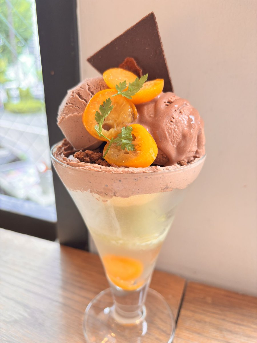 acocogo's tweet photo. マダガスカルのチョコレートアイスと金柑がいいハーモニーでした💛
#minimalchocolate 
#チョコレートパフェ
#パフェ https://t.co/uWFvJzlYPo