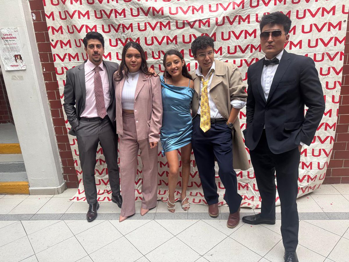 PremiosLince25's tweet photo. Esto es parte de los Premios Lince! Una noche llena de talento, esfuerzo y pasión por lo que hacemos. Gracias a todos los que hicieron posible este momento tan especial. 🌟 ¡Orgullo Lince! 💛🖤
#OrgulloUVM #TalentoLince #PremiosLince2025 https://t.co/7bN5xcld9k