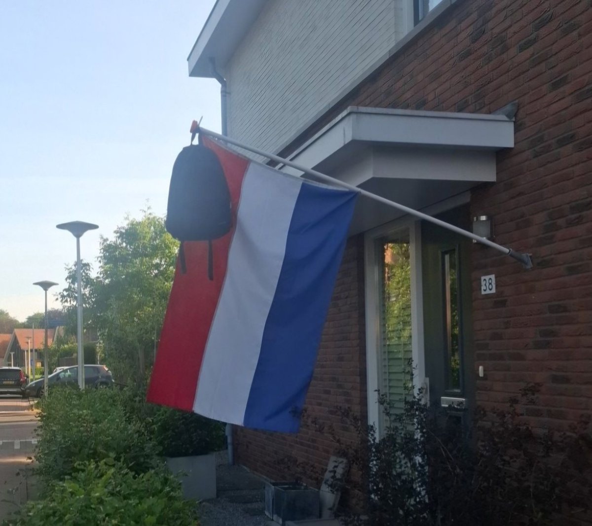 Ook hier is de vlag uit. Zoon des huizes geslaagd voor de HAVO. #geslaagd #trots