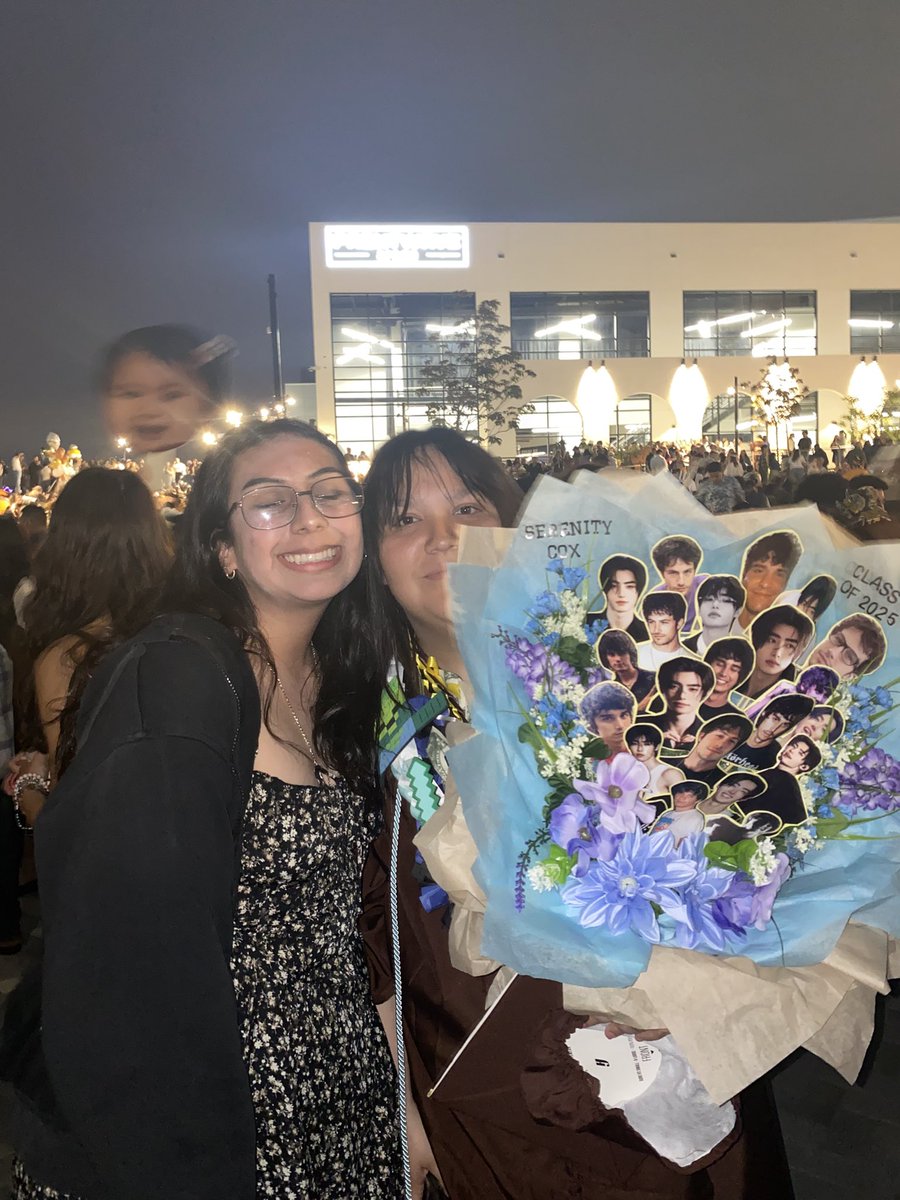shidneyyy's tweet photo. got to see my cousin graduate &amp; i found the Shrek plushy at the thrift store 🙈🕺🏽 https://t.co/fpWXstYWqS