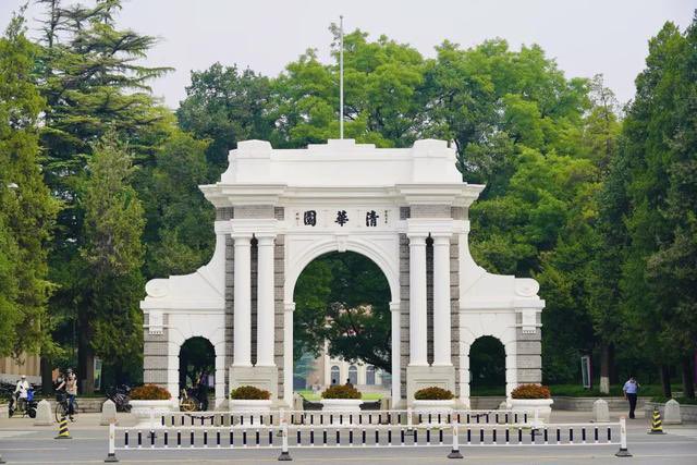 Jam79922967's tweet image. 朋友的家住清华大学，准确地说是她父母家住清华大学，因为她父母都是清华教授，她出国留学前一直住那里。但是她现在有家难回了，因为清华门卫不让进，因为她拿的是美国护照，不能再住父母家里，必须住涉外宾馆。这就是习近平新政。海外华人你还想回国吗？不怕被区别对待，你们就回国吧！