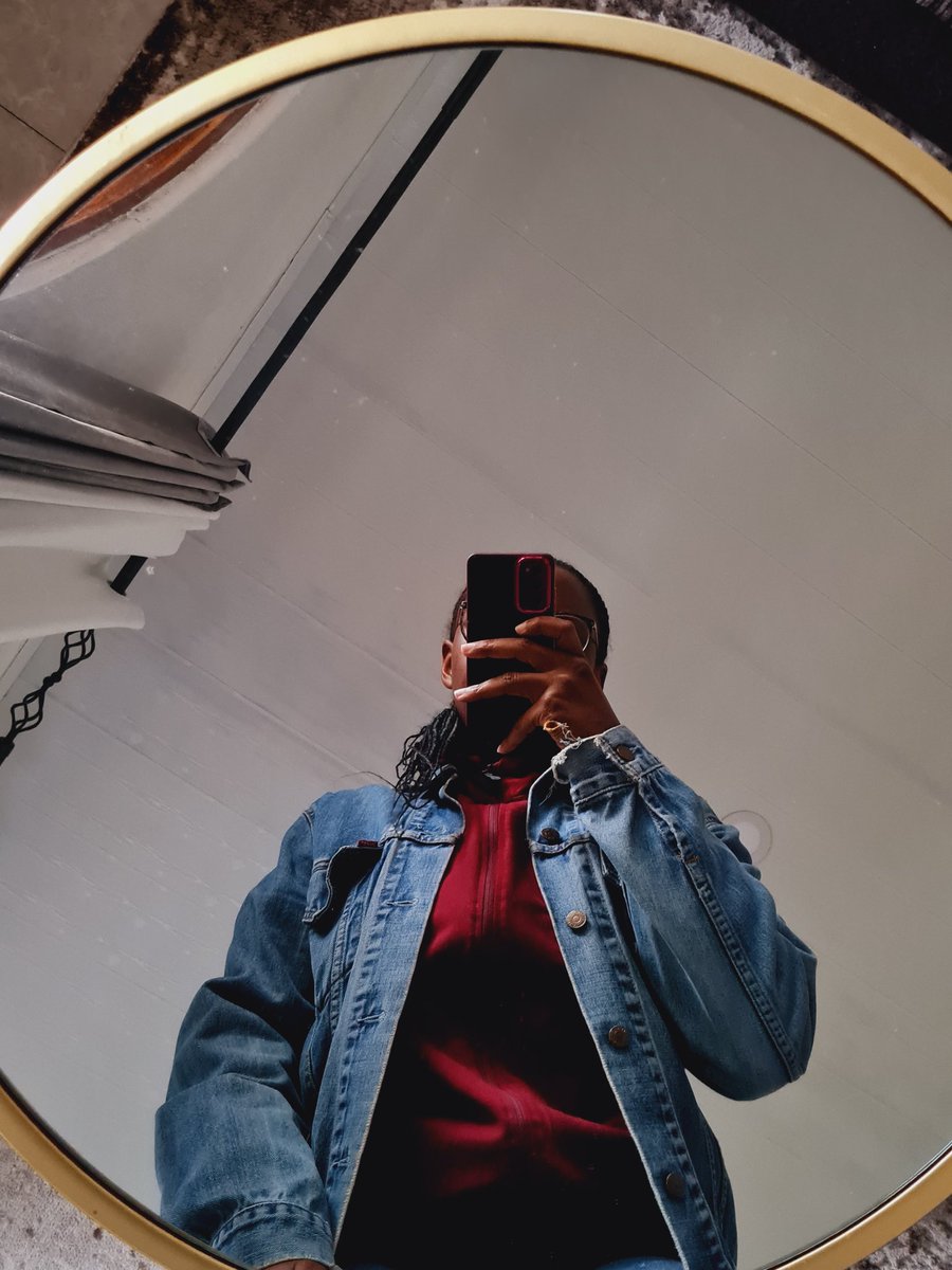 ThandiweNdhlov9's tweet image. Serving layered looks and laid-back vibes. It’s Friday — let the weekend begin. 😎🧥🎶 #WeekendReady #OOTD #FridayFlow