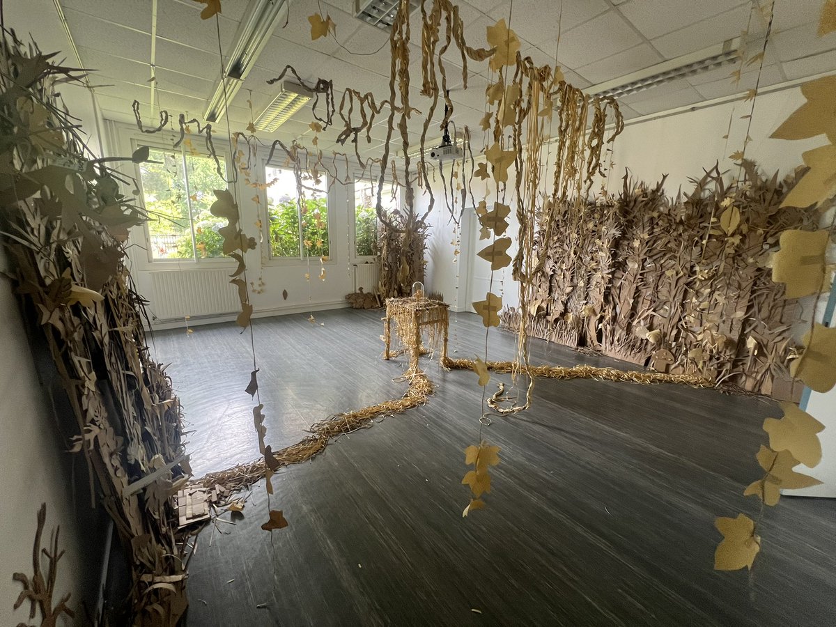 BenjaminBiscig1's tweet photo. Penser une production collective des élèves au collège  en #artsplastiques pour faire vivre la quinzaine développement durable dans la #galerie d art à vocation pédagogique du collège Saint Exupery #LaMontagne. 
@MarquetJeanPie1 @CrosaMichel https://t.co/ml6JHSkJKp
