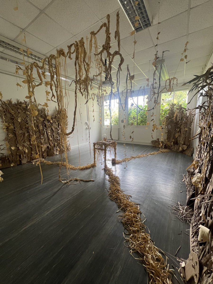 BenjaminBiscig1's tweet photo. Penser une production collective des élèves au collège  en #artsplastiques pour faire vivre la quinzaine développement durable dans la #galerie d art à vocation pédagogique du collège Saint Exupery #LaMontagne. 
@MarquetJeanPie1 @CrosaMichel https://t.co/ml6JHSkJKp