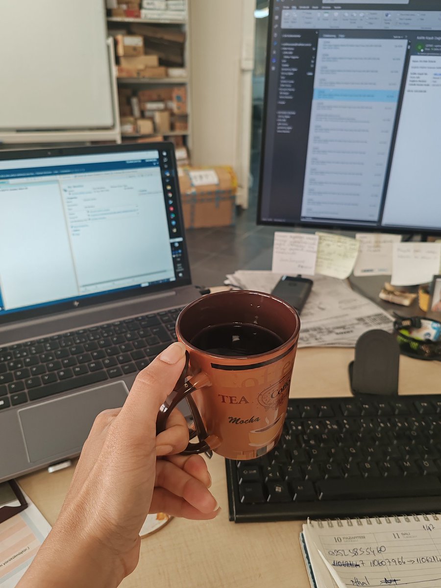 Tatil bitti, ben bitmedim ama hafif dağılmış olabiliriz…
Geldiğim gibi “günaydın” değil, “gün dayan” dedim resmen.
Bir yanım hâlâ şezlongda yayılmış, diğer yanım bilgisayara bakıyor.
Kahve içiyorum çünkü gözyaşı döksem garip olurdu. ☕️😅