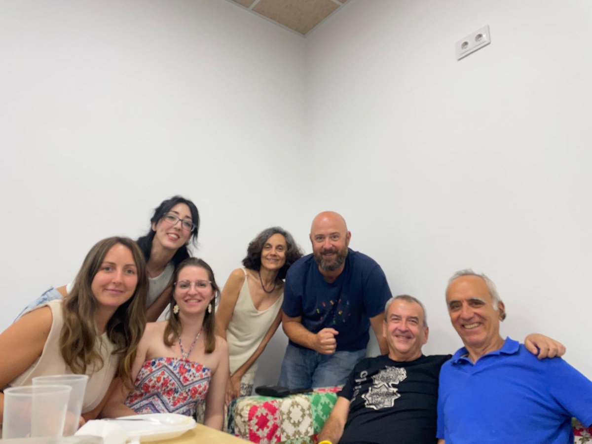 Una Tarde para Compartir y Agradecer. Ayer vivimos una tarde entrañable junto a los voluntarios y voluntarias de Médicos del Mundo Sevilla. En un ambiente cálido y cercano, compartimos una merienda que fue mucho más que café, dulces y risas: fue un espacio para encontrarnos.