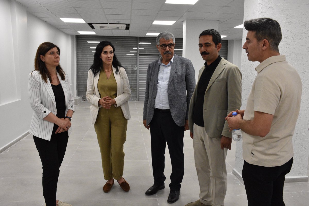 📚Eş Başkanlar Kuralacak 2 Yeni Kütüphane Alanını İnceledi

📌Eş Başkanlarımız Leyla Ayaz ve Siraç Çelik, Büyükşehir Belediyesi Eş Başkanları Serra Bucak ve Doğan Hatun, Eş Başkan Yardımcılarımız ve meclis üyeleri ile birlikte, Şeyh Şamil Mahallesi’nde  hazırlık aşamasında olan