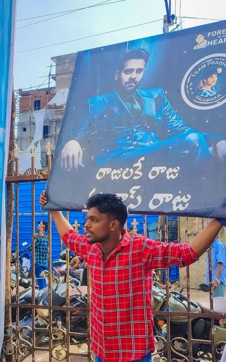 HariSaaho19's tweet photo. Raju garu Vochesthunnaru 😍🔥🥳

#TheRajaSaab #TheRajaSaabTeaser #Prabhas‌ #TheRajaSaabOnDec5th https://t.co/k05GJGbnaz