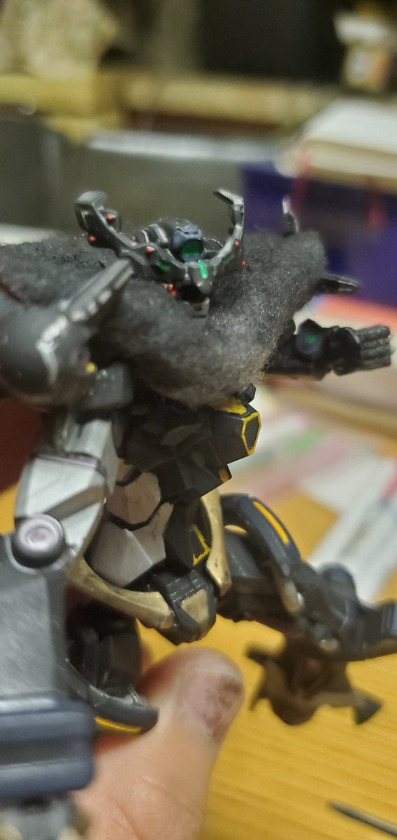 #ガンプラ好きな人と繋がりたい
富士茄 鷹(<a href="/takanasu05/">富士茄 鷹</a>)様の漫画で登場したブラックジークアクス、完成しました！マントはフェルトを二枚重ねて作りましたが、やや厚めです。大型トマホークとゲッターロボのライフルに似せた武器も作りました。大気圏突入後、ゲッター線に浴びたんでしょうかね？😅