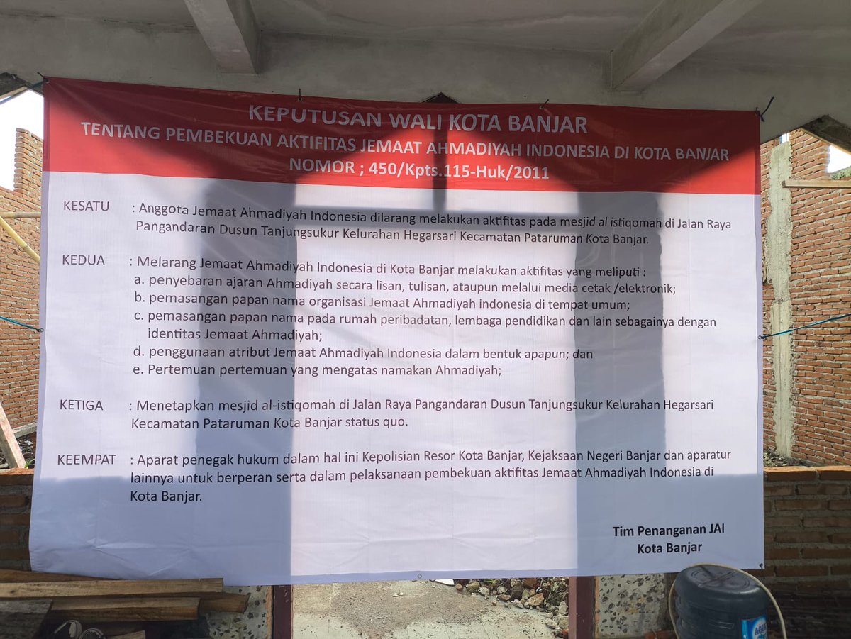 Pernyataan Sikap Terhadap Pelarangan dan Pembekuan Aktivitas JAI Banjar

Tindakan diskriminasi terhadap Jemaat Ahmadiyah di Banjar oleh Pemda setempat melalui penyegelan Masjid Istiqomah dan pembekuan aktivitas ibadah adalah pelanggaran HAM dan bertentangan dengan UUD 1945.