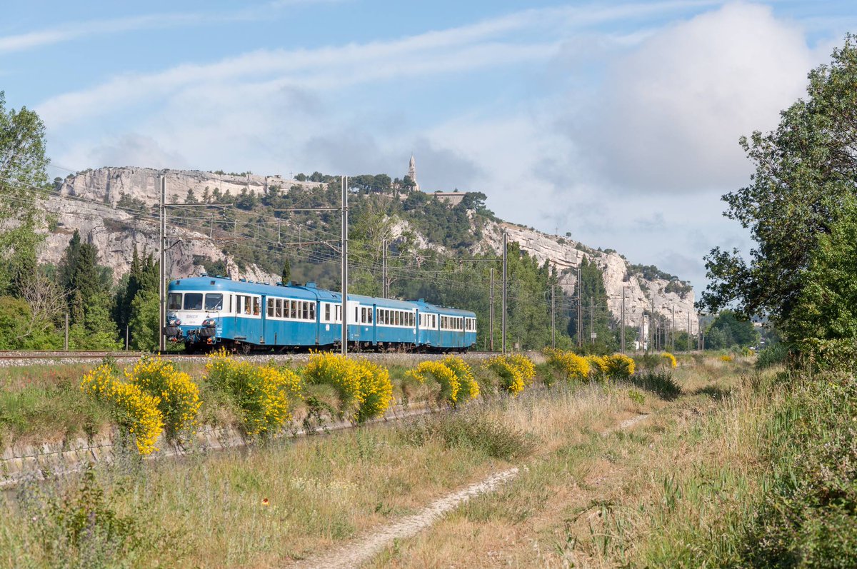 CheminsdeFerTC's tweet photo. Deux =>#X2800 encadrent une remorque pour une circulation associative (https://t.co/0EVtT3jgTv) en balade entre Cavaillon et Miramas au pied de la falaise d'#Orgon (13) le long de la Durance.
Auteur et source : le FB de "Le Train Bleu du Sud" https://t.co/JYGQa6AaLR https://t.co/TGUJXVHBof