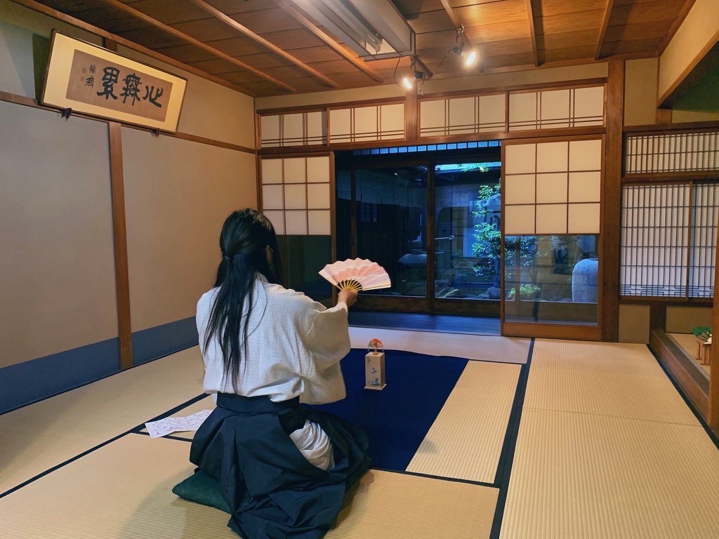 himemaru0814's tweet photo. 投扇興でTV出てから初めましてでフォローしてくださる方が増えたので、定期の自己紹介します。片想いより両想い派なので、フォロバされてないよって方埋もれてるだけなのでこのツイートにリプでお知らせください。今回は少し丁寧に説明するし長くなります。

京都の宏武さん名義で活動してます。宏武(ひろむ)って呼んでね。別名義で時代劇を中心に俳優してます。曾祖父は大映の時代劇俳優(森光子さんと同期で、羅門 光三郎さんや市川男女之助さんなど共演した古き良き時代の京都の俳優)で、僕もご縁があったのか10代から芸能活動をしてきました。身内に芸妓舞妓が多く、谷崎潤一郎氏の小説に登場する祇園の名妓は大叔母にあたります。母の実家の向かいがお茶屋という環境で舞妓ちゃんに可愛がれ、すくすく育ちましてん。

そんなわけで投扇興に出会ったのは当然の如く京都の某花街です。僕の投扇興はお座敷遊びですので扇4枚分の距離でやってます。源氏物語の銘【夕霧】やら【桐壺】やらが役名についております。平安時代からずっと遊ばれているっていうのは江戸時代に流行った際の謳い文句でして、むしろ賭博で幕府に禁止されるほど大流行りしたのは数百年前と投扇興はごくごく最近の遊びです。まあ諸説ありますけど。細かいことはさておき、とても楽しい遊びなので、僕はぜひお気軽に楽しめるダーツぐらいの身近な遊びにしたいなとずっと考えていて、7年くらい前から僕のファンの集いの茶会などで楽しみ投扇興の會を主催するだけでなく、他のお座敷遊びも楽しめる場所として4年ほど前に上七軒に姫◯(ひめまる)というお薄&お座敷遊びのお店を毎週土曜日に開くことにしました。その後 姫◯離れ(通称銅閣:北山の奥地にある天守閣付きの京都市文化遺産)に移転しましたが、最終的に2024年4月に東山三条下ル神宮道にて【ひめ扇】をオープン。毎週土曜日の夕方18時から20時に集まる会を【姫扇會】と名づけました。ちなみに昔から超絶敷居が高いと思われていますが、【姫扇會】は月4で5千円ですし、【ひめ扇】はビジター2,000円(キャンペーン中は1,000円)とかです。いつも「5万円おろしてきました」とか「あの、1万円しか持ってきてないですけど、今日のお会計足りますか」とか聞かれるんですが、投扇興だけなら6月は1時間1,000円か通常料金でも2,000円なので怯えないでください。

なんやろ、何回か料金書いてるんやけどTwitter流れちゃうからみんな不安なんかなとか思ってます。むしろお商売やなくてお座敷遊びの敷居低くしようと思ってしてる活動なんで、京都の文化を楽しく体験したい方に是非ぜひお気軽にお越しいただきたい。ちなみにうち投扇興以外のお座敷遊びも楽しめるで、勿論追加料金もかからへん。なのに勇気出して来てくれた子みんな「え、金毘羅船船代は…とらとら代は…あ、あと草鞋を履かせていただいたんで…」みたいになるけど、そんなん料金発生するわけないやん！楽しく遊んでもらえるのが1番嬉しいし。

長くなりましたが、そんな怖い人でも怖い場所でもありません。初心者も大歓迎です。Twitterも普通にリプお気軽にくれたら返せる時は返すし、DMのお問い合わせもどうぞ。役者やイベントの仕事、あと京言葉指導などお問い合わせのDMはそのままマネージャーに投げますし、投扇興やひめ扇のお問い合わせは普通に僕が答えるんで、遠慮しなくて大丈夫です。

Twitterでもリアルでもよろしゅうお頼もうします。つーかTwitterやなくてXやん。時代についていけへんわ