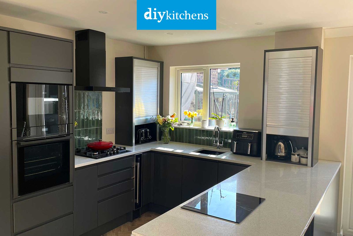 DIY_Kitchens's tweet image. 🌟 Paula from  shows us her completed Innova Luca Carbon Handleless #kitchen, supplied by DIY Kitchens (Ref:4067) - bit.ly/CustomerKitche…

Visit diy-kitchens.com to see how much you could save on your dream kitchen! 

#luca #handlelesskitchens