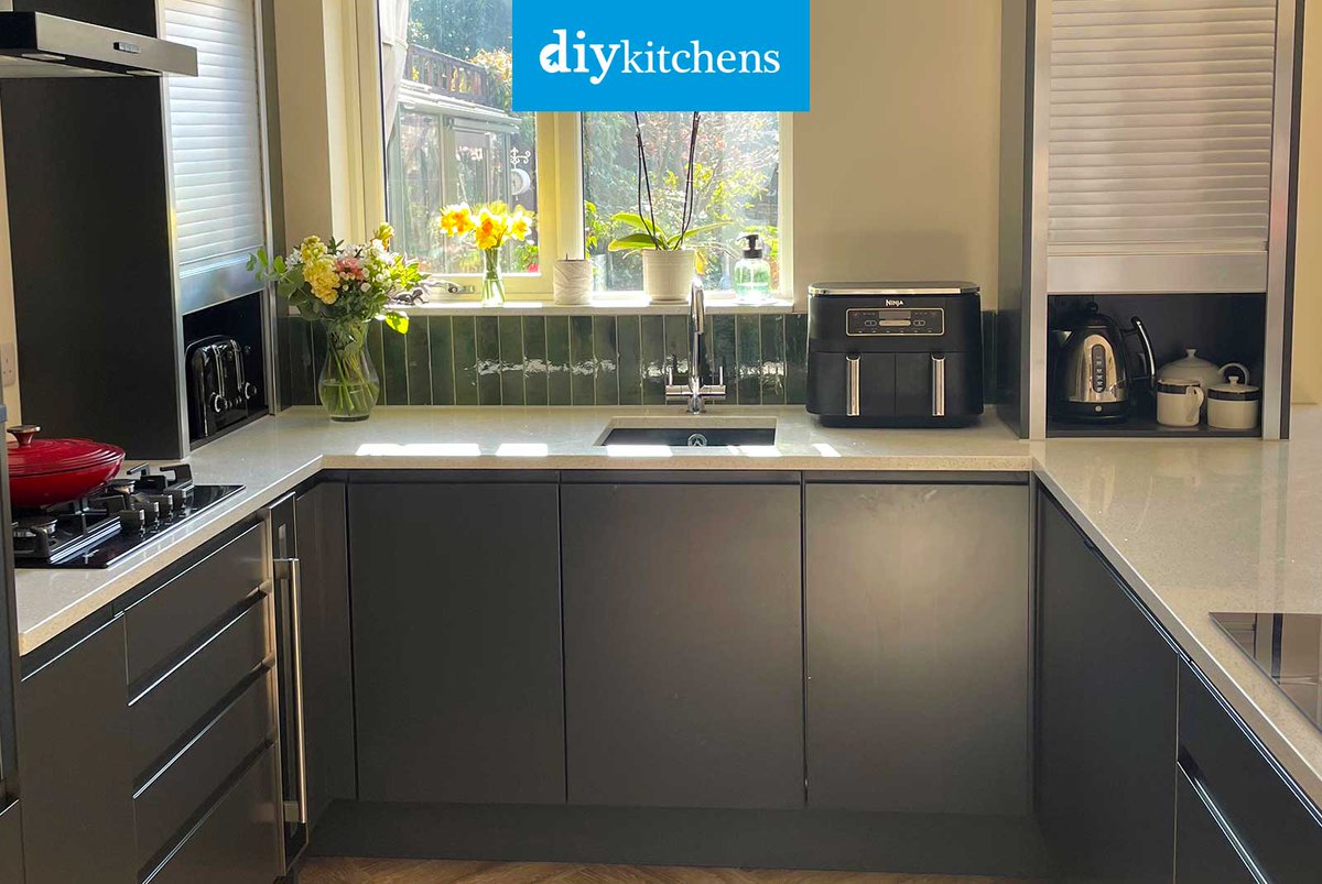 DIY_Kitchens's tweet image. 🌟 Paula from  shows us her completed Innova Luca Carbon Handleless #kitchen, supplied by DIY Kitchens (Ref:4067) - bit.ly/CustomerKitche…

Visit diy-kitchens.com to see how much you could save on your dream kitchen! 

#luca #handlelesskitchens