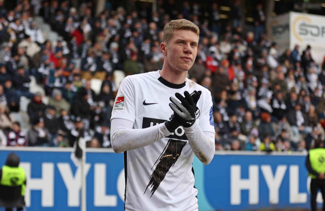 Elias Baum

Frankurt altyapısından çıkartıp bundesliga 2'deki Elversberg'e kiraladığı 19 yaşındaki sağ bek hırsla oyuna katkı veren,çok yönlü,kaliteli bindirmeleriyle orta becerisi ve fiziksel kabiliyetiyle dikkat çekiyor.Potansiyeli yüksek gelişimi izlenmeye değer genç yetenek.