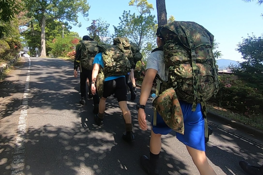 7th_Inf_Kyoto's tweet image. 体力練成の様子です。
体力の維持・向上のため、駆け足やラックサック等を日常的に行なっています。
しっかり汗をかいて暑さに負けない体作りをしていきます!
#福知山 #暑熱順化