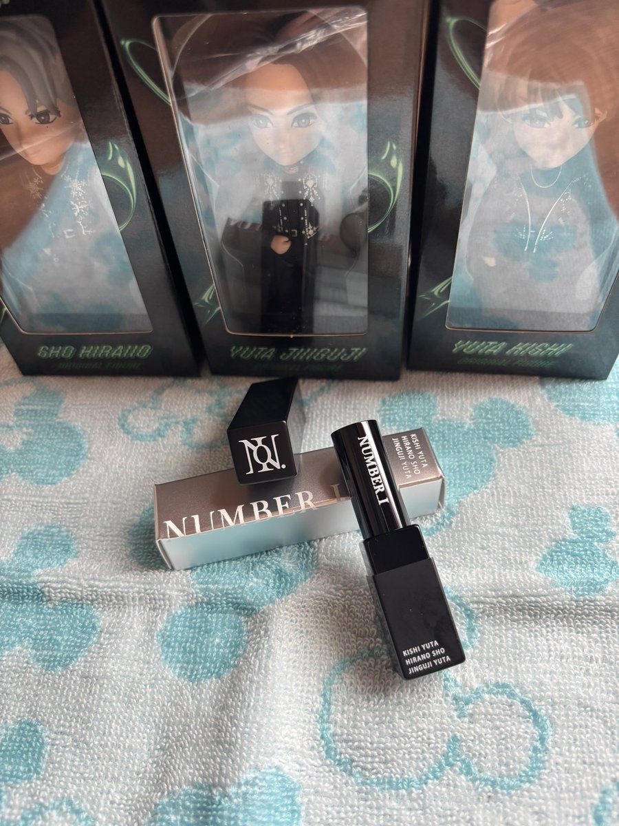 zAX379TewIhmQWB's tweet image. 届いたよ！！！
中にもNUMBER_I✨可愛い🩵
これがベルガモットの香りね…ｸﾝｸﾝ(￣∞￣)
毎晩 塗って寝よう😚
 #Number_i
 #iLip