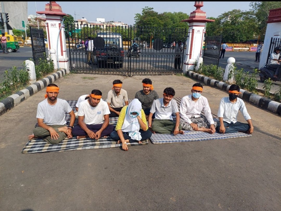Bhupend36583413's tweet photo. अंग्रेजी शासन भी ऐसा ही रहा होगा 😭😭

#RASMAINSPOSTPONE 
#RAS_MAINS_स्थगित_करो https://t.co/tEMHTmrSrS
