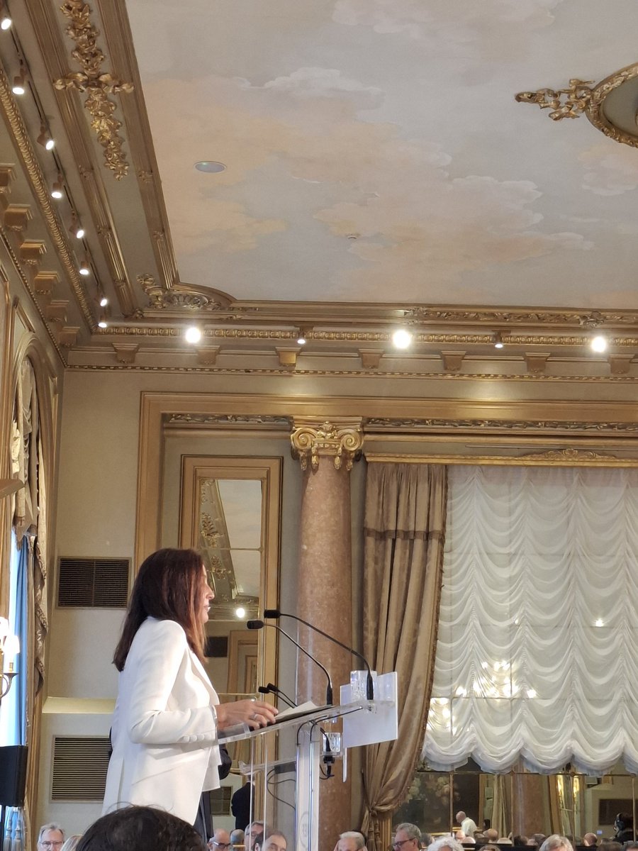 msendra2's tweet image. Ahir molta activitat. Començo escoltant a la Consellera Niubó que ens explica la situació de l'educació i els plans del Departament. Després visita a persona centenària, taula de persones amb discapacitat de l'Eixample i gala d'espots de Cor Eixample. Fantàstic dia! bcn_eixample