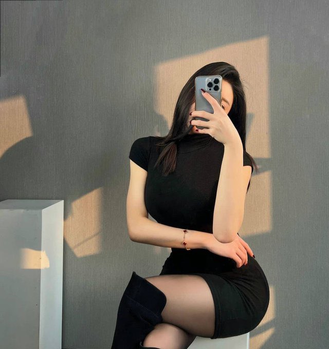和老公一起开车周边走走。饭吃一半老公去门口领了个小伙子进来，就这样面对面坐着让我面试😂，老公知我干涸许久吗？他们又出去抽烟窃窃私语密谋，饭后三个人来到荒郊野岭，哈哈，老公坐到后排抱着我舌吻，一只手拉着他往下，哇塞，湿漉漉的穴穴被他唆到了，不同男人的舔舐令我快速在老公嘴里呻吟起来 https://t.co/2gtA9XfcmQ