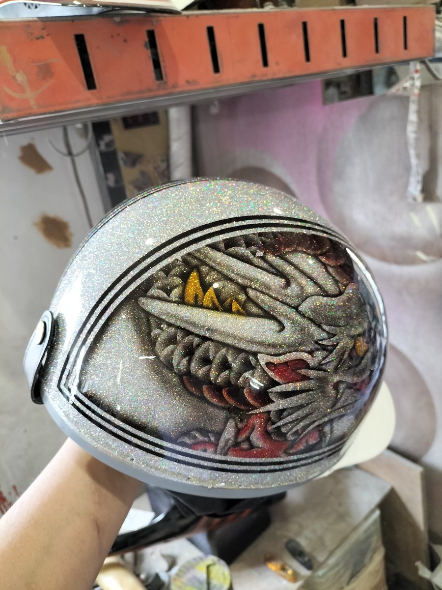 ﾊﾞｲｸのｶｽﾀﾑﾍﾟｲﾝﾄ屋の作業風景 tweet media