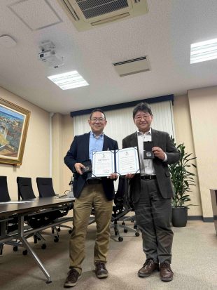 [News]
Lunar samples collected by the Chang'e-5 lunar probe in December 2020 were received by Professor Kentaro Terada of the Department of Earth and Space Science at The University of Osaka, from the China National Space Administration (CNSA).
sci.osaka-u.ac.jp/ja/info/15322/
