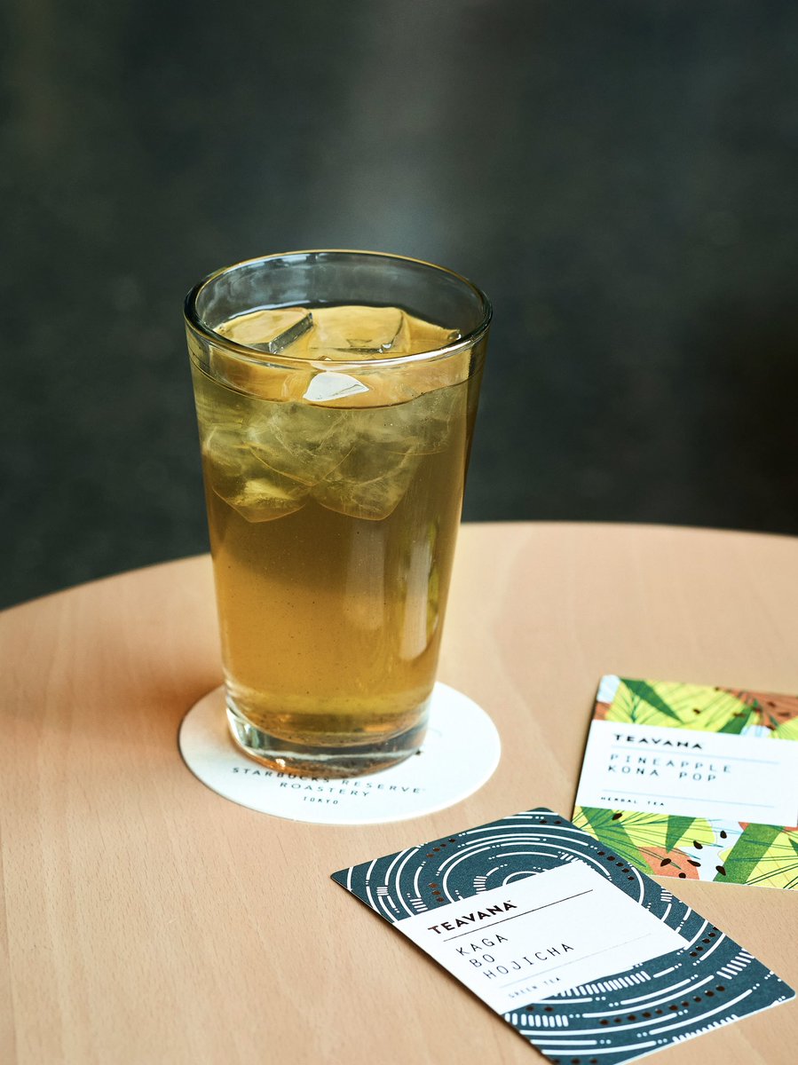 #TEAVANA ™のバリスタが、シーズンごとにご提案する「バリスタズ ブレンド」をご存じですか?

この夏は、フルーティーな甘みとすっきりとした酸味をもつ #パイナップルコナポップ と、薔薇を思わせる華やかな香ばしさとふくよかな甘みが魅力の #加賀棒ほうじ茶 のブレンドをお楽しみいただけます。