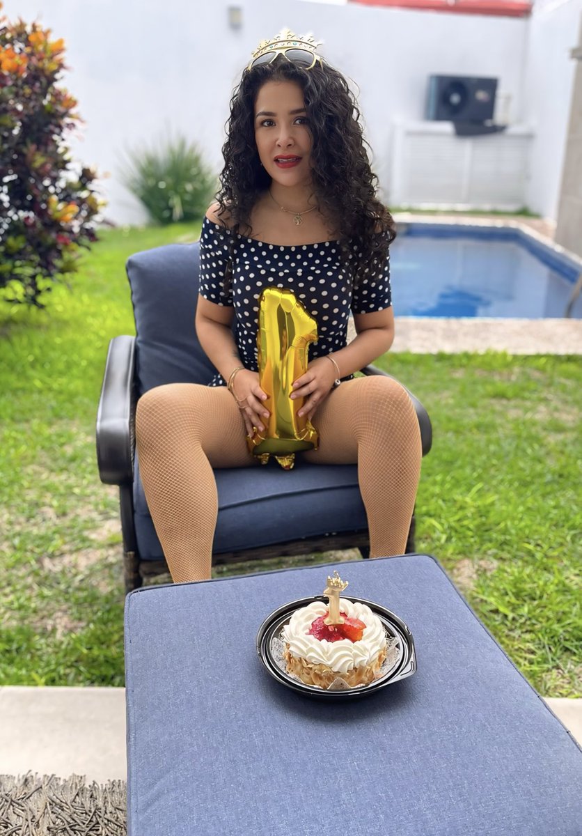 LorenaC72787839's tweet photo. 🎉 Cumplo años… y mi OF también.
1 año de fuego, deseo y verdad.
Para celebrar: 50% de descuento solo por 1 semana.
El mejor regalo… soy yo. 🖤
https://t.co/JJdcyUTBIU
#OnlyFans #Cumpleaños #AniversarioOF #Descuento #SantaPuta https://t.co/BgTEitGvxO