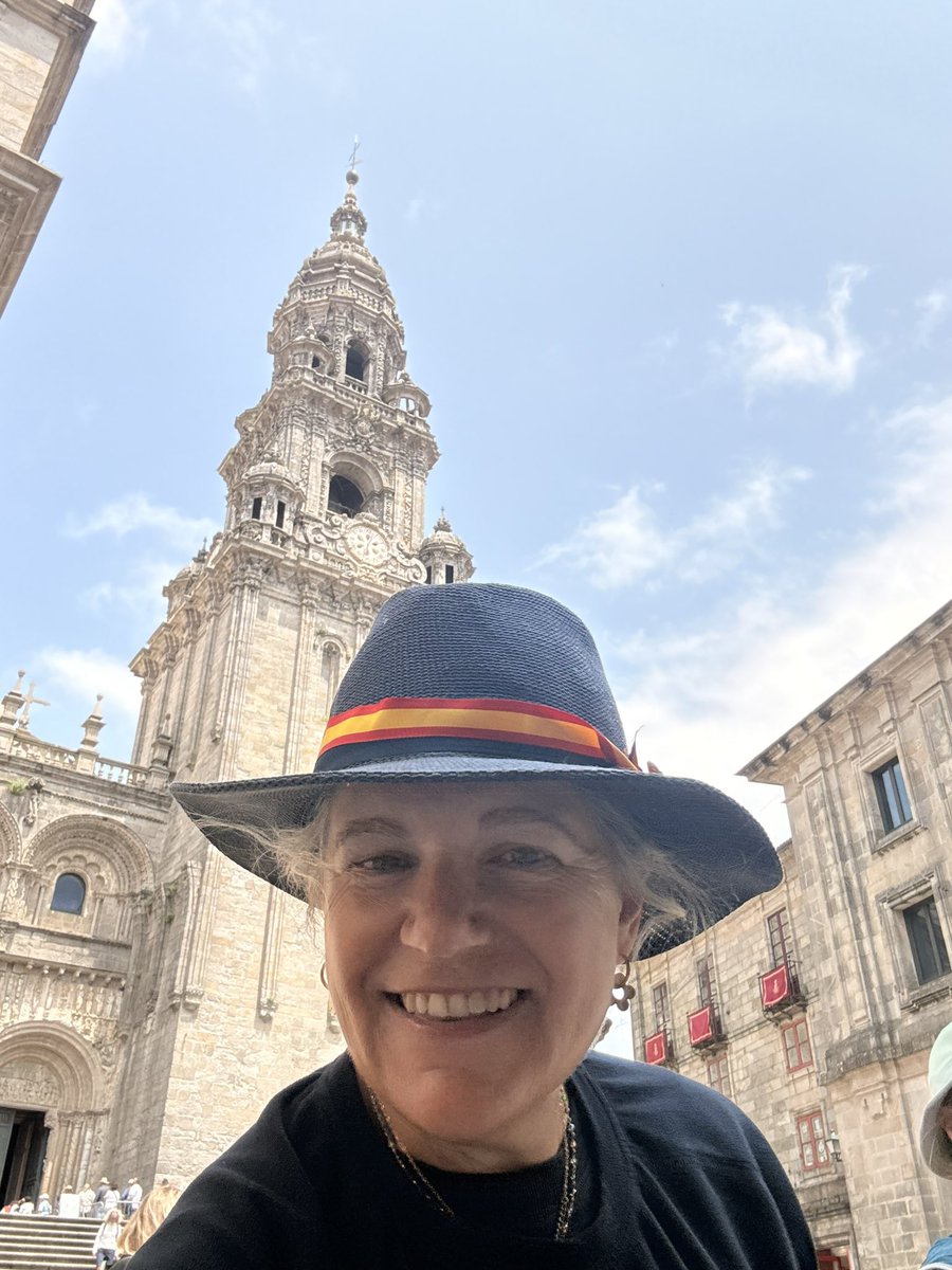 After 350kms of walking from Leon we reached Santiago de Compostela on foot. #dreamteam